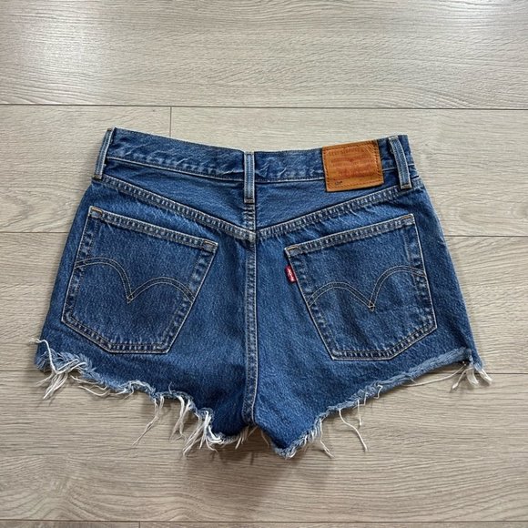 Levi’s 501 Cut Off Raw Hem Medium Wash Jean Shorts - Picture 3 of 10